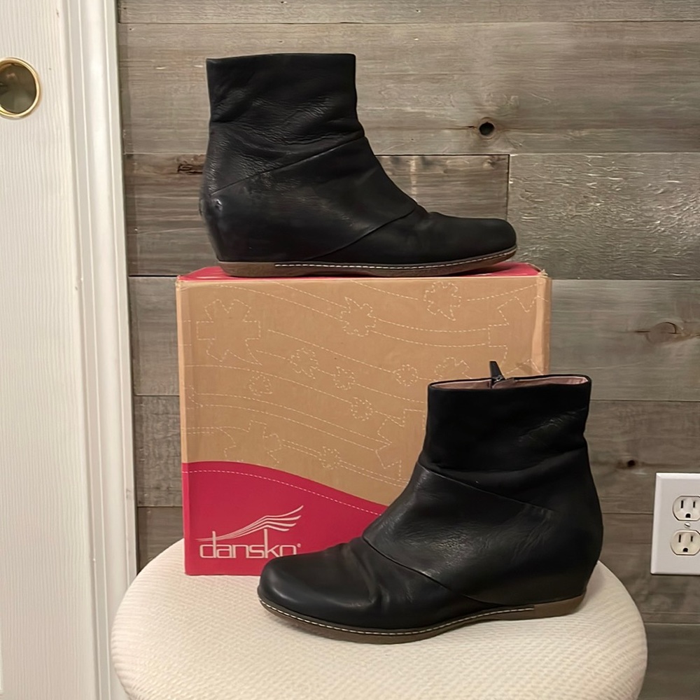 Dansko Lettie Burnished Nubuck Black Size 39 which is an 8